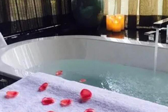 北京海淀区水疗池中的失重冥想：当身体学会漂浮